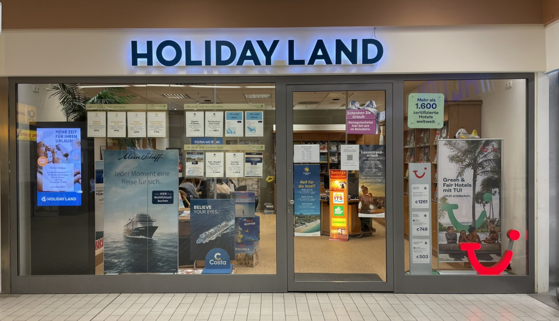 Eingang zum HolidayLand Reisebuero im Kaufland